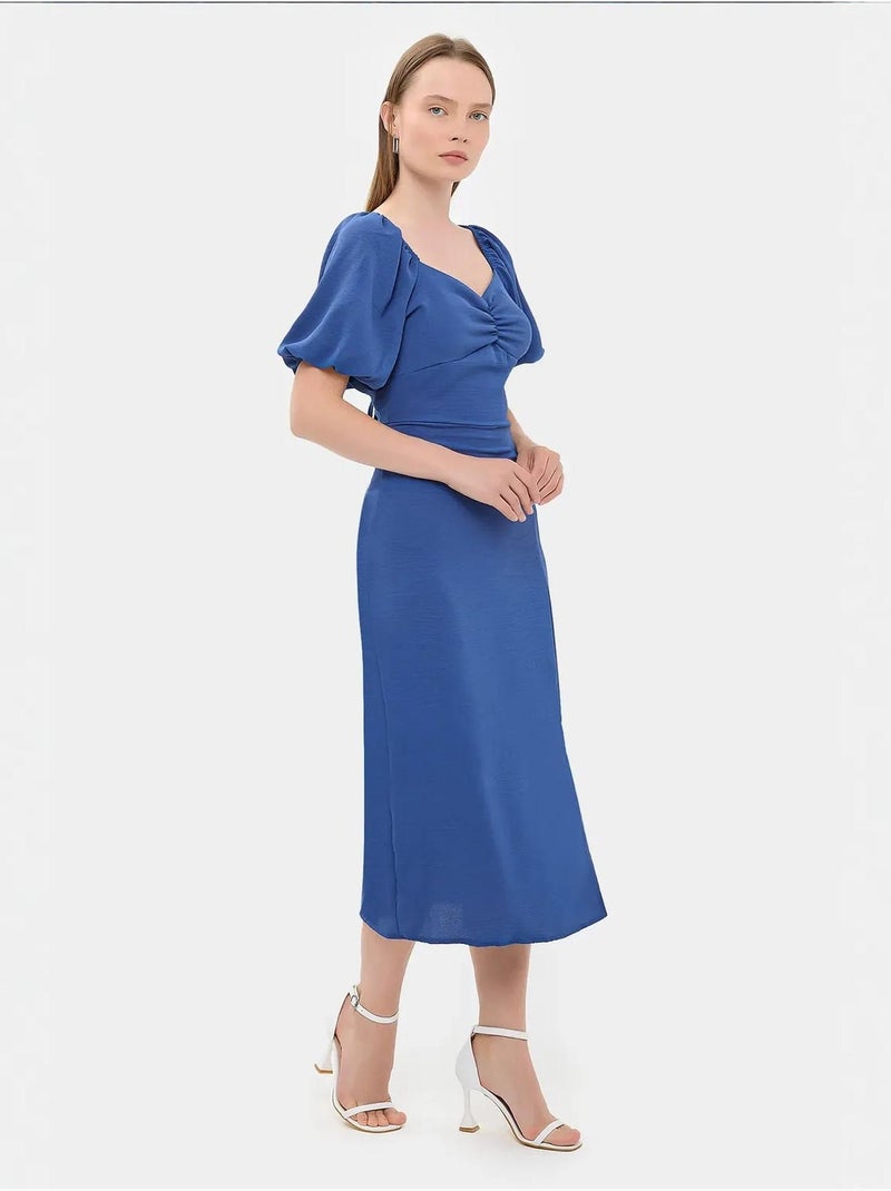 Robe mi-longue à col en cœur et fente latérale Bleu cobalt - Kiabi