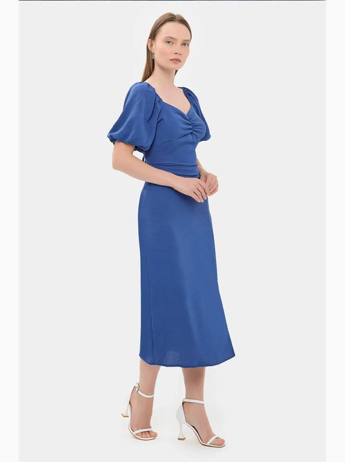 Robe mi-longue à col en cœur et fente latérale hiccup - Kiabi Robe mi-longue à col en cœur et fente latérale hiccup - Kiabi