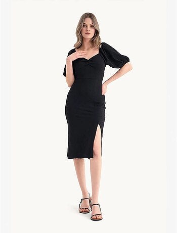 Robe mi-longue à col en cœur et fente latérale
