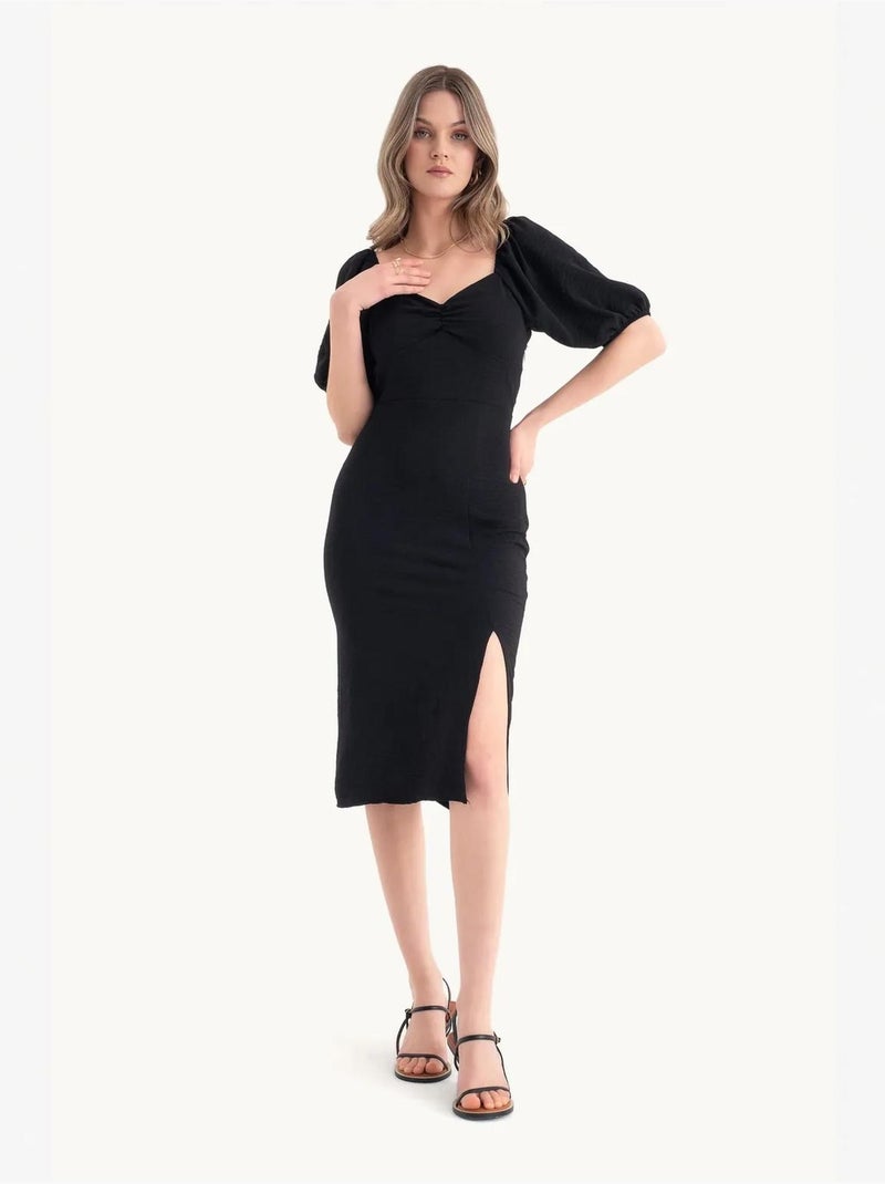 Robe mi-longue à col en cœur et fente latérale Noir - Kiabi