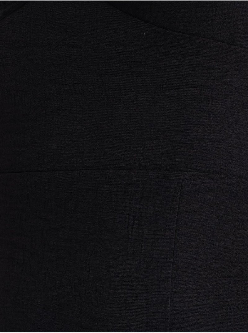 Robe mi-longue à col en cœur et fente latérale Noir - Kiabi