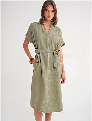 Robe mi-longue à col en v et détails accessoires mixray