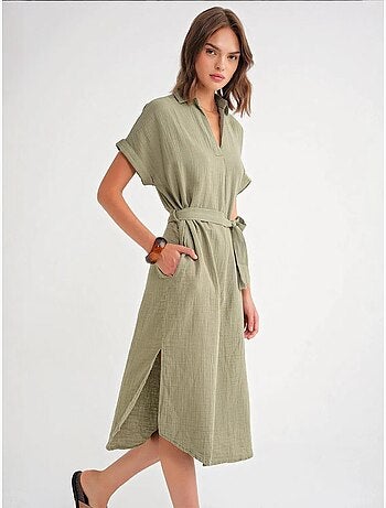 Robe mi-longue à col en v et détails accessoires mixray