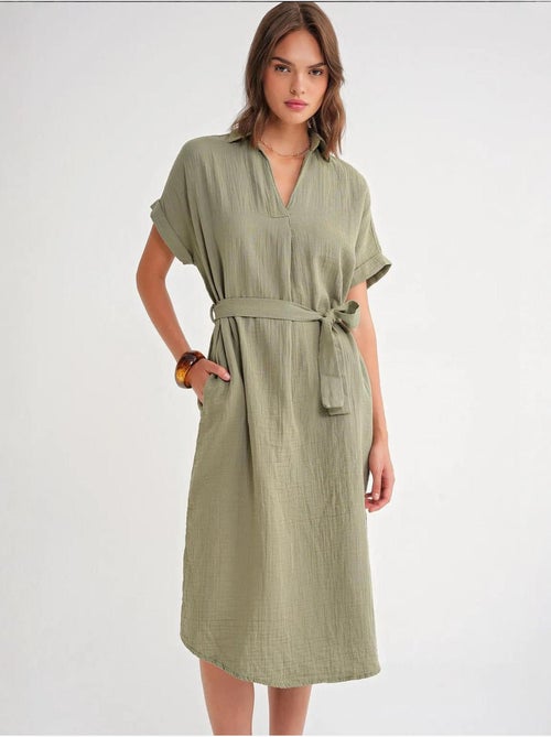 Robe mi-longue à col en v et détails accessoires mixray - Kiabi Robe mi-longue à col en v et détails accessoires mixray - Kiabi