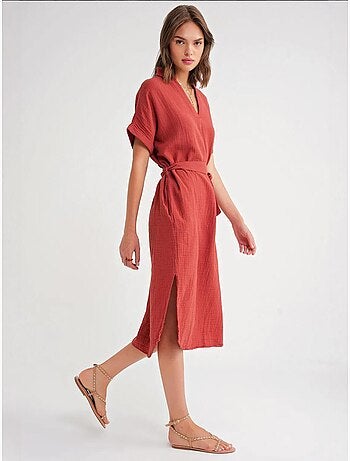 Robe mi-longue à col en v et détails accessoires mixray