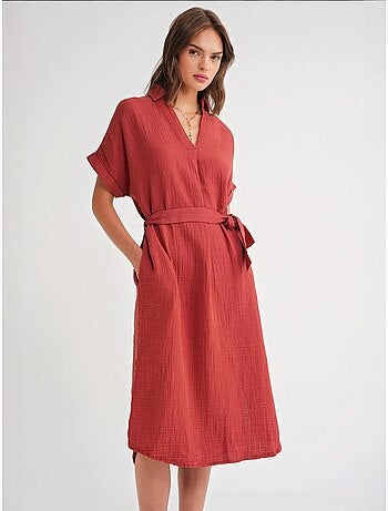 Robe mi-longue à col en v et détails accessoires mixray