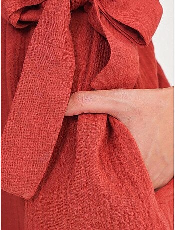 Robe mi-longue à col en v et détails accessoires mixray