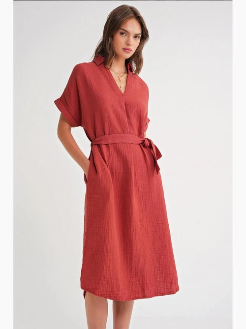 Robe mi-longue à col en v et détails accessoires mixray - Kiabi Robe mi-longue à col en v et détails accessoires mixray - Kiabi