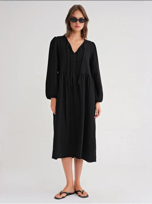 Robe mi-longue ample à col en v et fermeture à nouer mixray - Kiabi Robe mi-longue ample à col en v et fermeture à nouer mixray - Kiabi