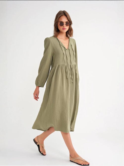 Robe mi-longue ample à col en v et fermeture à nouer mixray - Kiabi Robe mi-longue ample à col en v et fermeture à nouer mixray - Kiabi