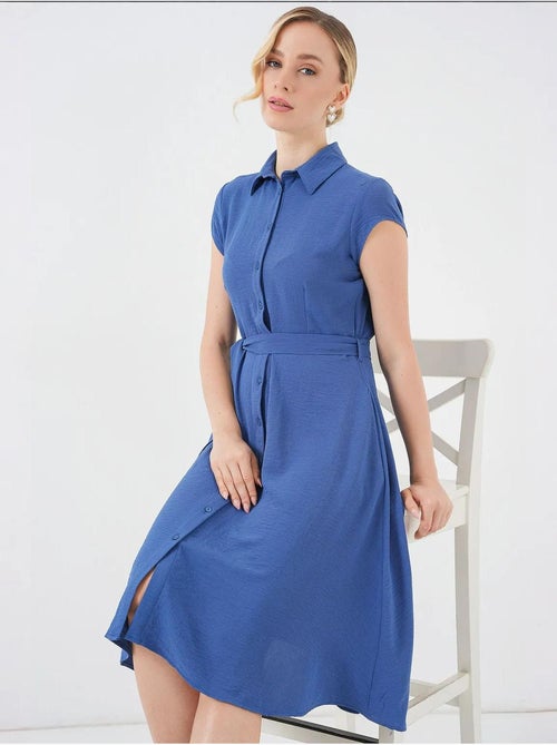Robe mi-longue boutonnée à col chemise et coupe a avec détails de reliure bdart - Kiabi Robe mi-longue boutonnée à col chemise et coupe a avec détails de reliure bdart - Kiabi