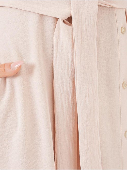 Robe mi-longue boutonnée à col chemise et coupe a avec détails de reliure bdart - Kiabi Robe mi-longue boutonnée à col chemise et coupe a avec détails de reliure bdart - Kiabi