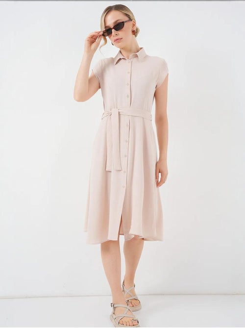 Robe mi-longue boutonnée à col chemise et coupe a avec détails de reliure bdart - Kiabi Robe mi-longue boutonnée à col chemise et coupe a avec détails de reliure bdart - Kiabi