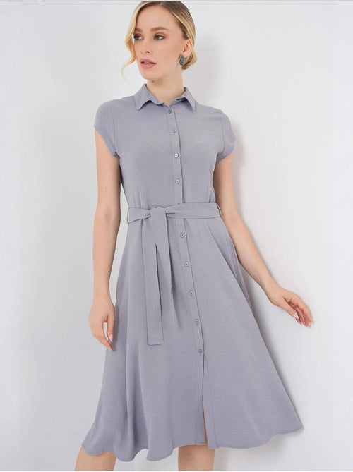 Robe mi-longue boutonnée à col chemise et coupe a avec détails de reliure bdart - Kiabi Robe mi-longue boutonnée à col chemise et coupe a avec détails de reliure bdart - Kiabi