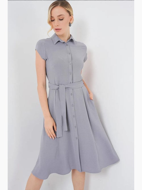 Robe mi-longue boutonnée à col chemise et coupe a avec détails de reliure bdart - Kiabi Robe mi-longue boutonnée à col chemise et coupe a avec détails de reliure bdart - Kiabi