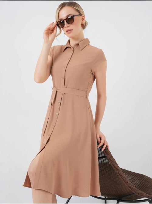Robe mi-longue boutonnée à col chemise et coupe a avec détails de reliure bdart - Kiabi Robe mi-longue boutonnée à col chemise et coupe a avec détails de reliure bdart - Kiabi