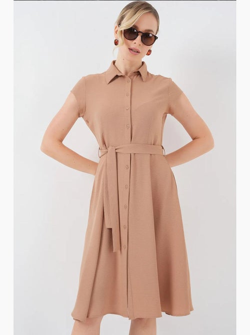 Robe mi-longue boutonnée à col chemise et coupe a avec détails de reliure bdart - Kiabi Robe mi-longue boutonnée à col chemise et coupe a avec détails de reliure bdart - Kiabi