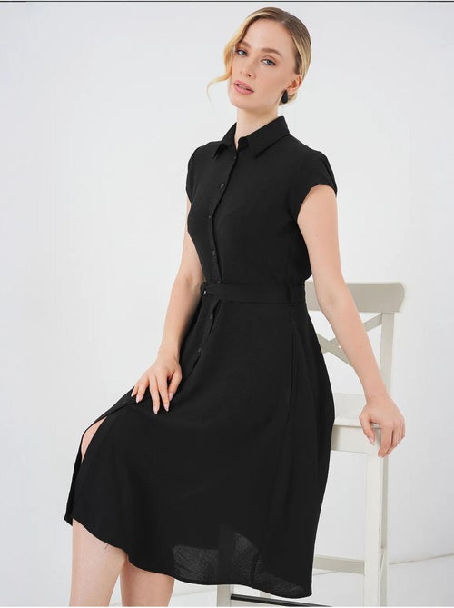 Robe mi-longue boutonnée à col chemise et coupe a avec détails de reliure bdart - Kiabi Robe mi-longue boutonnée à col chemise et coupe a avec détails de reliure bdart - Kiabi