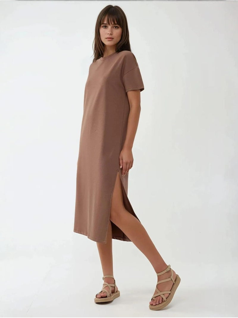 Robe mi-longue coupe décontractée à col ras du cou Marron foncé - Kiabi