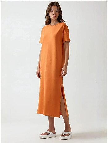 Robe mi-longue coupe décontractée à col ras du cou