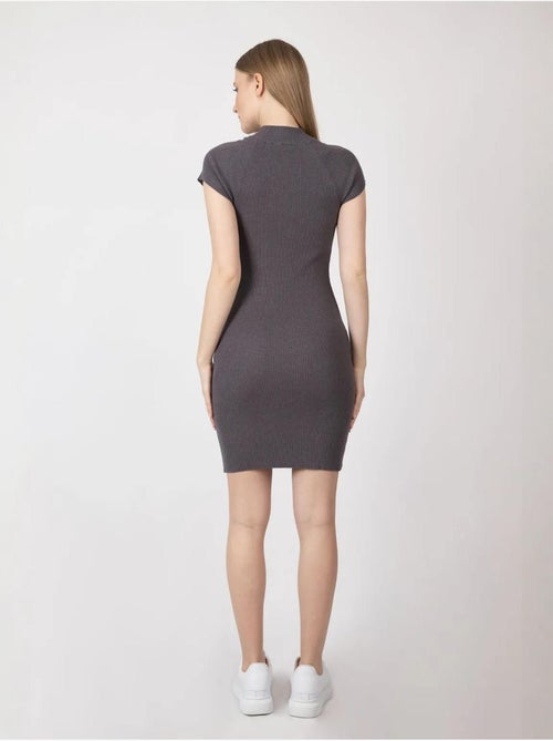 Robe mi-longue décontractée en tricot à col haut - Kiabi Robe mi-longue décontractée en tricot à col haut - Kiabi