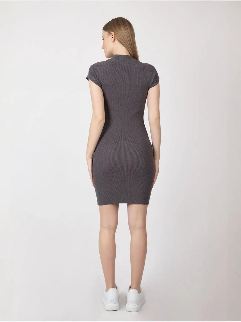 Robe mi-longue décontractée en tricot à col haut Gris - Kiabi