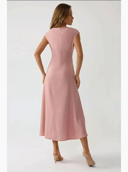 Robe mi-longue douce au toucher et col en v hiccup - Kiabi Robe mi-longue douce au toucher et col en v hiccup - Kiabi