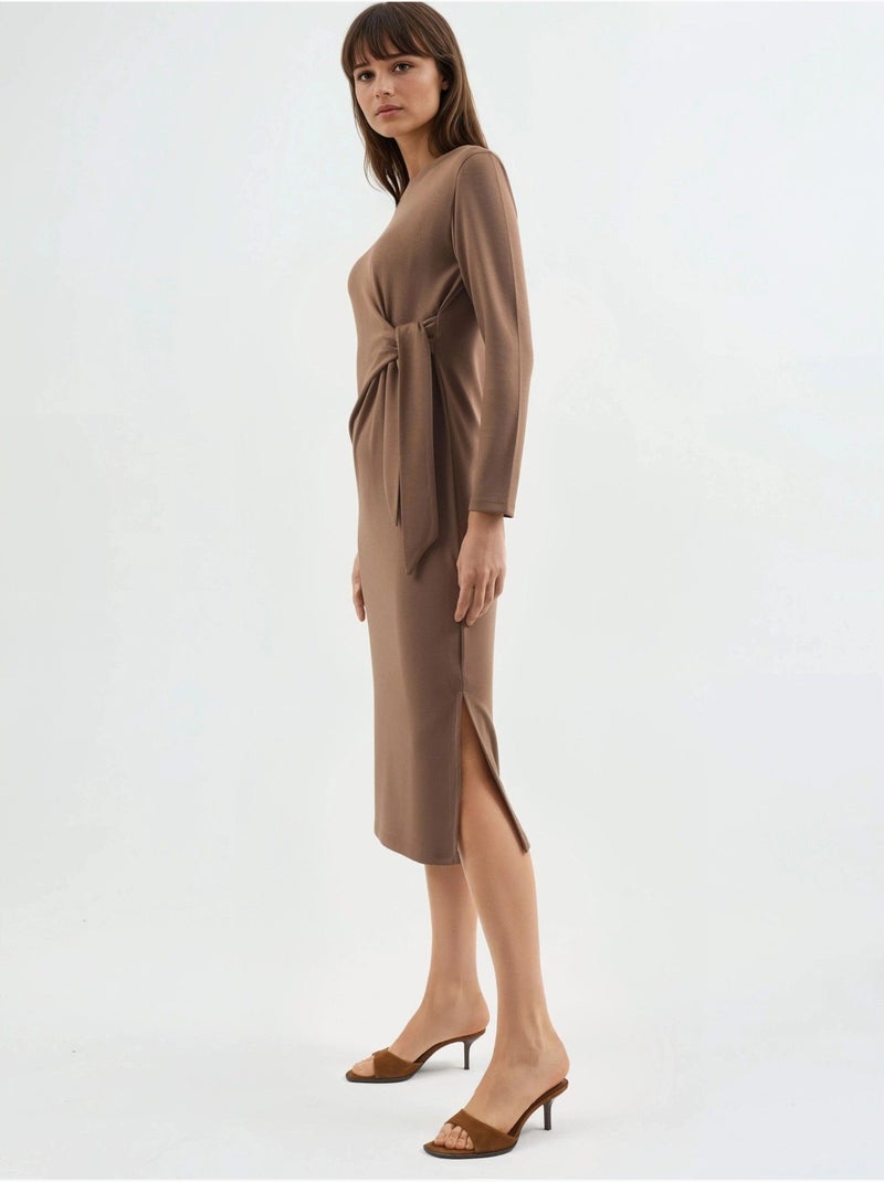 Robe mi-longue en maille à col rond Camel - Kiabi