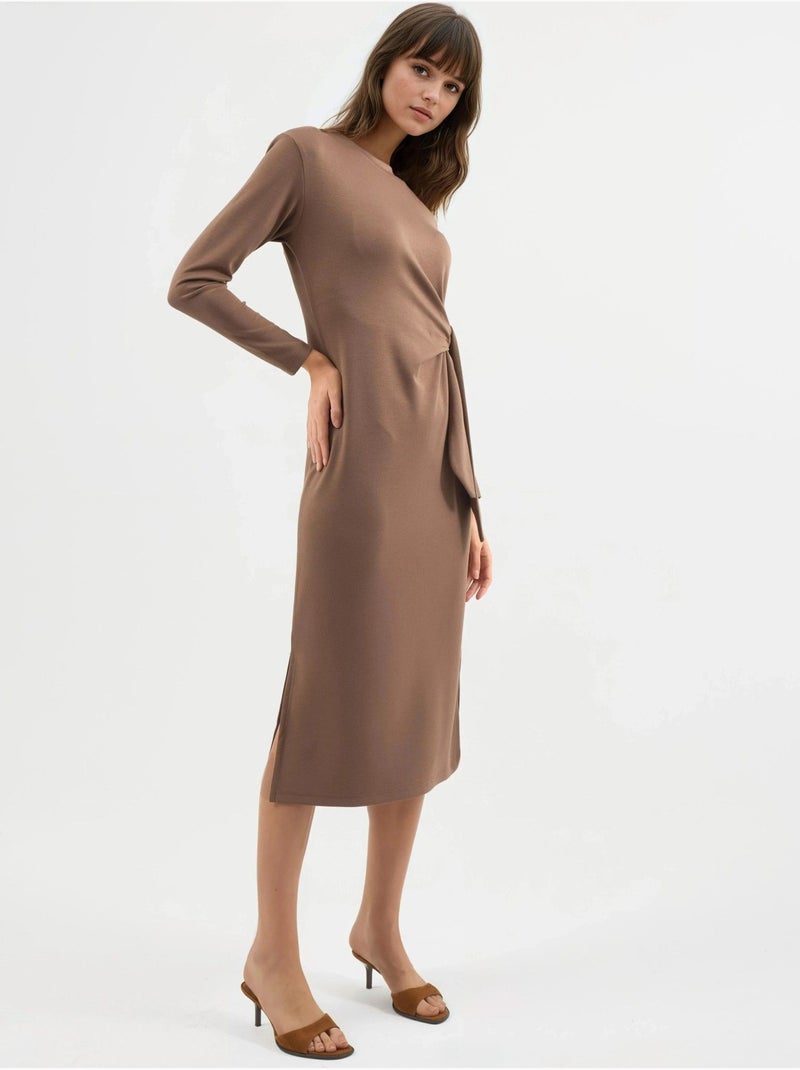 Robe mi-longue en maille à col rond Camel - Kiabi