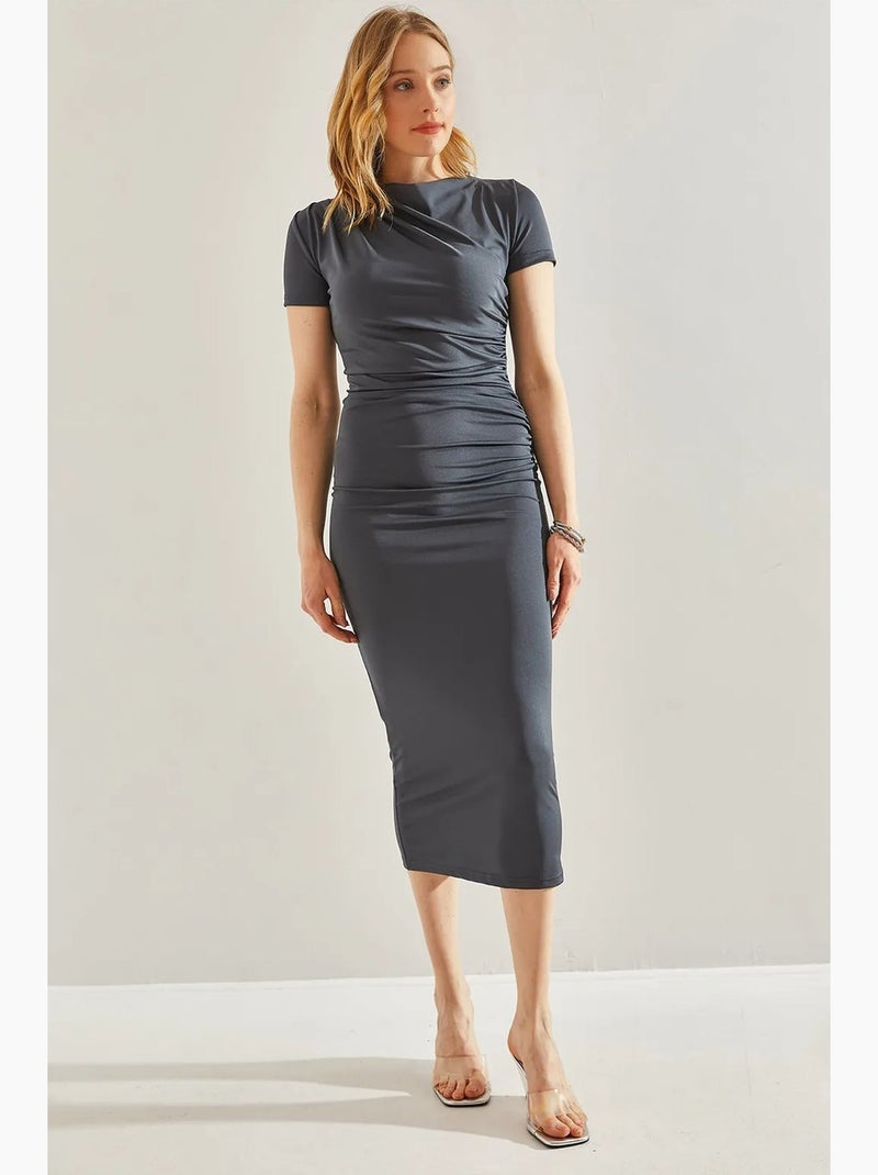 Robe mi-longue en micro-tissu drapé sur les côtés lucci Gris Noir - Kiabi