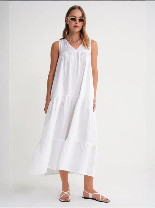 Robe mi-longue en mousseline sans manches à col en v et poches mixray - Kiabi Robe mi-longue en mousseline sans manches à col en v et poches mixray - Kiabi