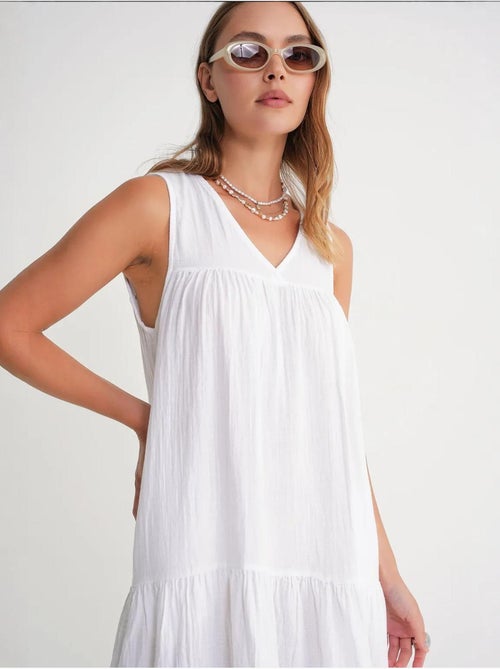 Robe mi-longue en mousseline sans manches à col en v et poches mixray - Kiabi Robe mi-longue en mousseline sans manches à col en v et poches mixray - Kiabi
