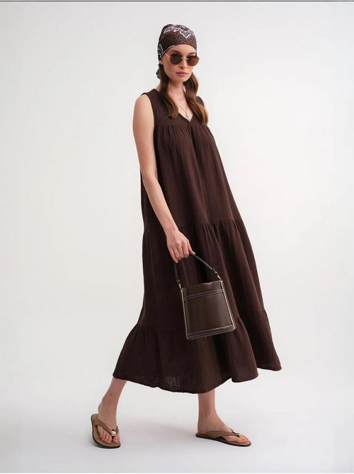 Robe mi-longue en mousseline sans manches à col en v et poches mixray - Kiabi Robe mi-longue en mousseline sans manches à col en v et poches mixray - Kiabi