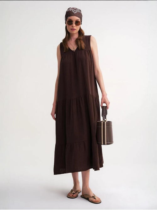 Robe mi-longue en mousseline sans manches à col en v et poches mixray - Kiabi Robe mi-longue en mousseline sans manches à col en v et poches mixray - Kiabi