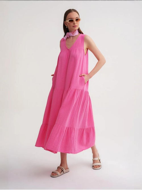 Robe mi-longue en mousseline sans manches à col en v et poches mixray - Kiabi Robe mi-longue en mousseline sans manches à col en v et poches mixray - Kiabi