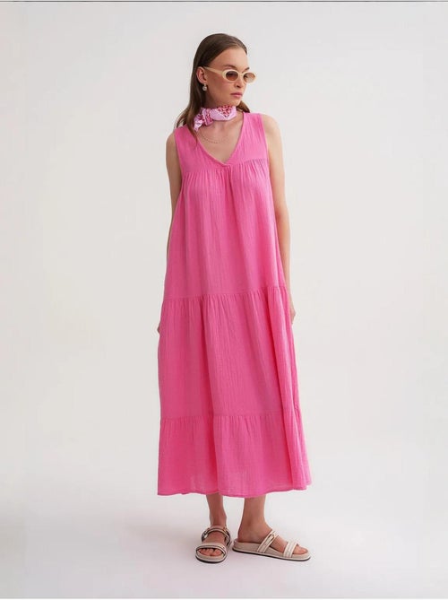 Robe mi-longue en mousseline sans manches à col en v et poches mixray - Kiabi Robe mi-longue en mousseline sans manches à col en v et poches mixray - Kiabi