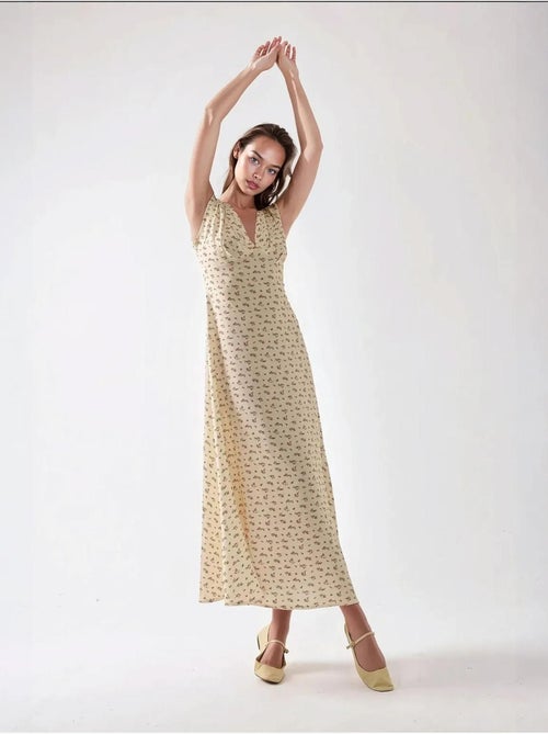Robe mi-longue fleurie à col en v hiccup - Kiabi Robe mi-longue fleurie à col en v hiccup - Kiabi