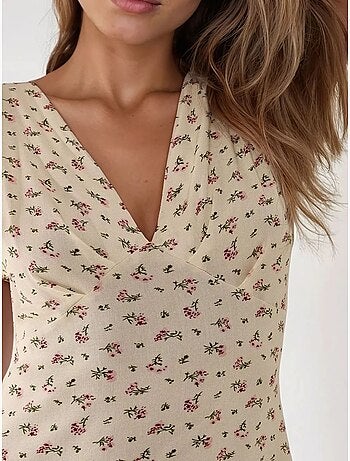 Robe mi-longue fleurie à col en v
