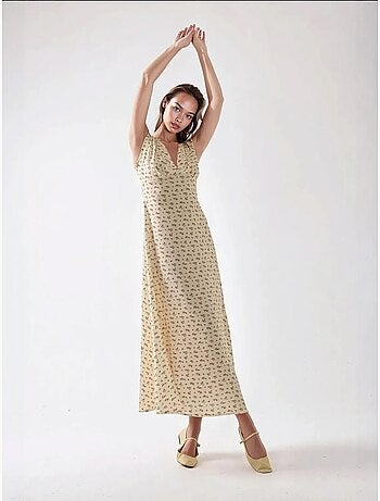 Robe mi-longue fleurie à col en v