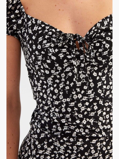 Robe mi-longue fleurie à épaules dénudées et fente latérale hiccup - Kiabi Robe mi-longue fleurie à épaules dénudées et fente latérale hiccup - Kiabi