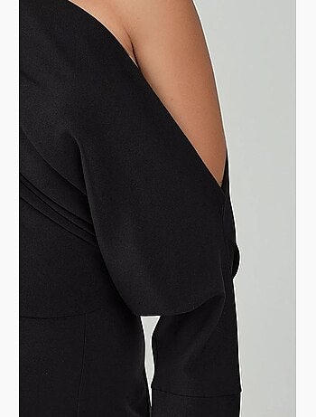 Robe mi-longue moulante à col asymétrique et fente hiccup