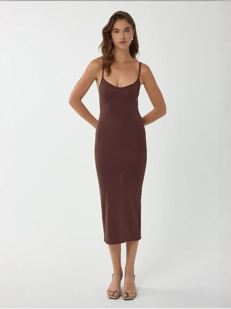 Robe mi-longue moulante à col en V et fines bretelles Marron - Kiabi