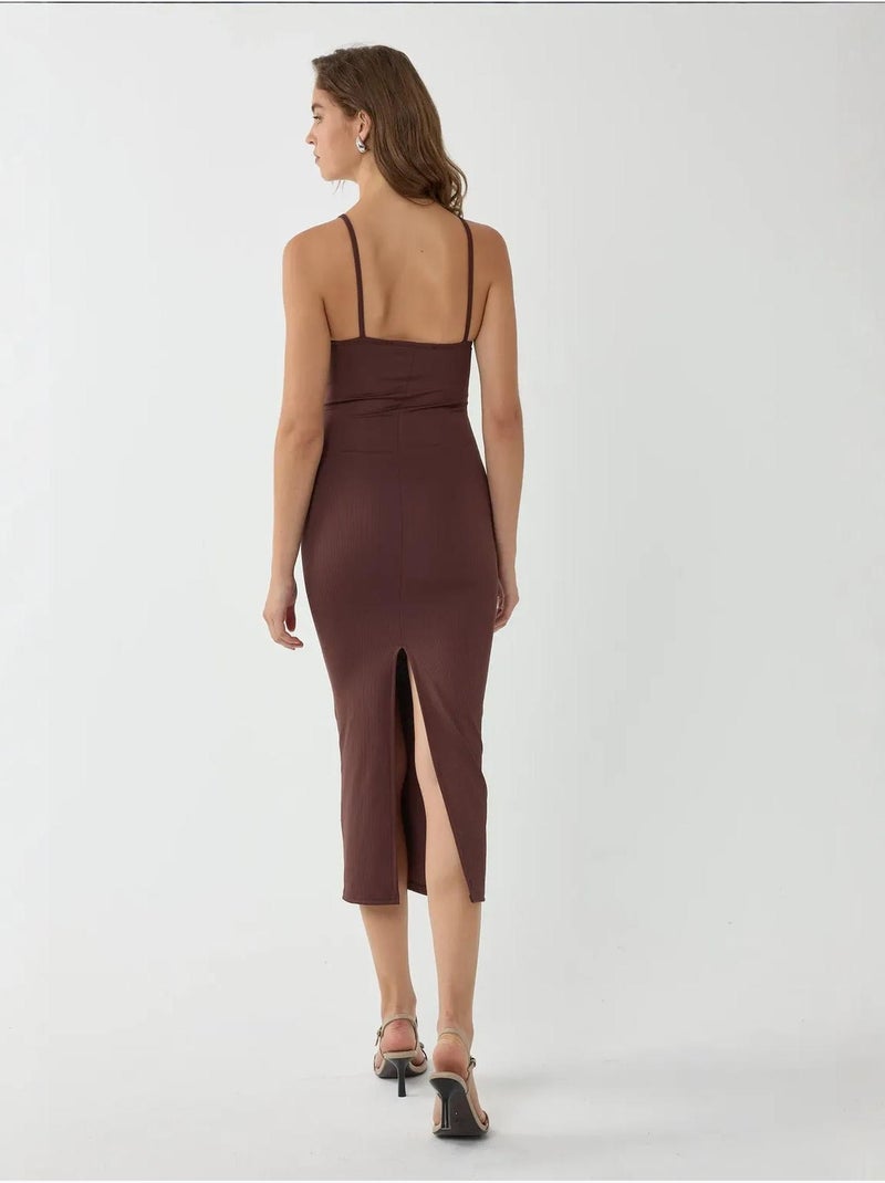 Robe mi-longue moulante à col en V et fines bretelles Marron - Kiabi