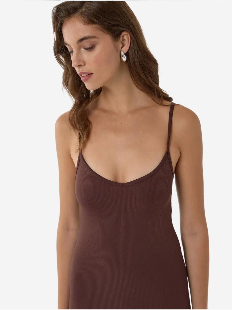 Robe mi-longue moulante à col en V et fines bretelles Marron - Kiabi