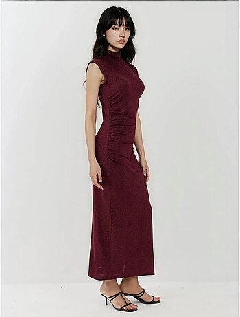 Robe mi-longue moulante sans manches avec col ras du cou et fermeture éclair