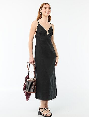 Robe midi avec bijou fantaisie au col