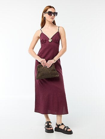 Robe midi avec bijou fantaisie au col