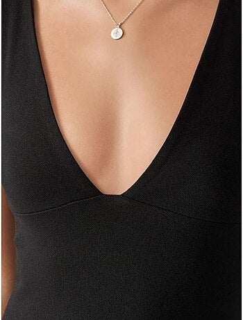 Robe midi basique à col en v et coupe ajustée