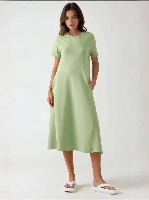 Robe midi basique à col ras du cou et manches courtes hiccup - Kiabi Robe midi basique à col ras du cou et manches courtes hiccup - Kiabi