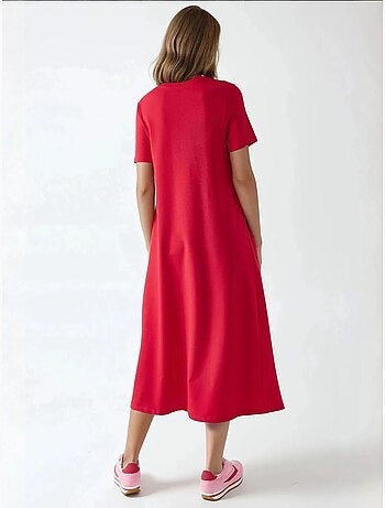 Robe midi basique à col ras du cou et manches courtes